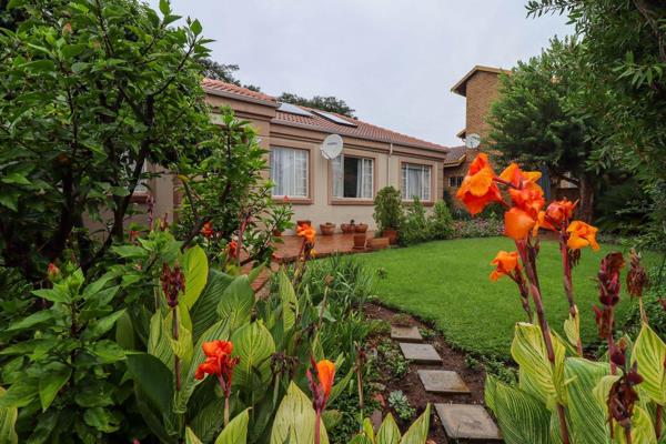 On your way to the front entrance of this warm, safe family home you a greeted by a beautiful  wrap around garden.

This unique 3 ...