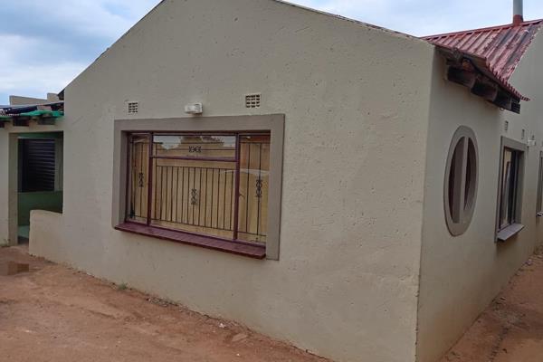 Perfect 2 Bedroom Modern Starter Home in Daveyton

This Home offers:

* 2 Bedrooms with Built in Cupboards
* 2 Neatly Tiled Bathrooms
* ...