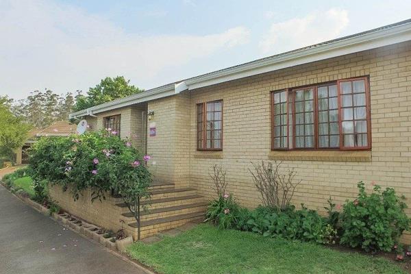 This charming calci-brick home offers a fully tiled lounge and dining room with an open-plan fitted kitchen with uco+hob.

3 Bedrooms ...