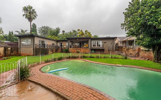 4 Bedroom House for sale in Helderkruin