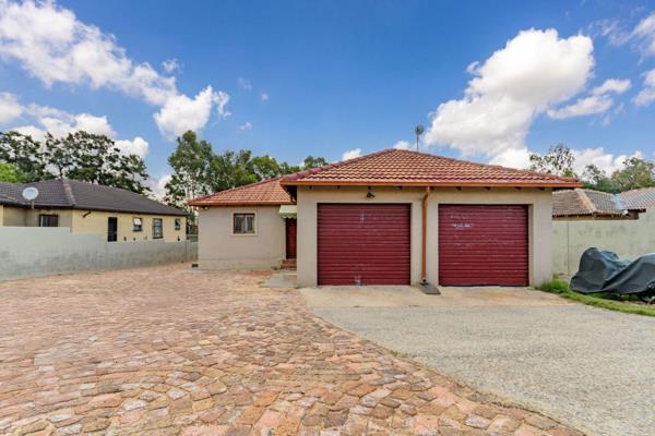 This modern spacious home offers 4 beautiful bedrooms and a spacious open-plan layout with the kitchen flowing into the lounge area ...