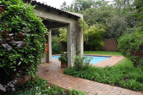 In walking distance to Hyde Park and close to the Rosebank and Sandton business hubs, this quiet complex is set among  rolling lawns ...