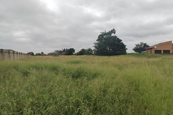 Discover the potential of tranquil country living with this expansive vacant stand in the picturesque Henley on Klip. Spanning a ...