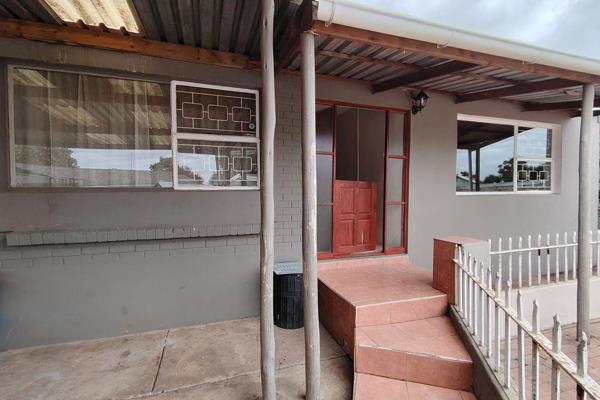 This cozy 2-bedroom flat in the heart of Janssensdal, Uitenhage, is ready for you to call home! With a comfortable layout, the flat ...