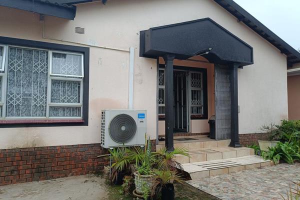 Situated in Empangeni, this 1-bedroom garden cottage is perfect for a single professional or couple. The cottage features a comfortable ...