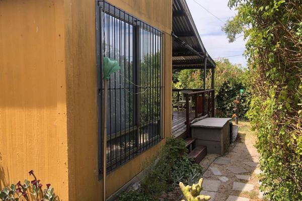 CASH ONLY DEAL: I wish to present to you this neat 2-bedroom house in the sought after avenues of Botrivier. There are 2 bedrooms both ...