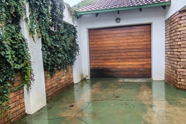 This is a full title house 
Centurion
Die Hoewes
Very Quiet Area 
NO LOADSHEDDING

2 bedrooms with carpet, main bedroom has a ...