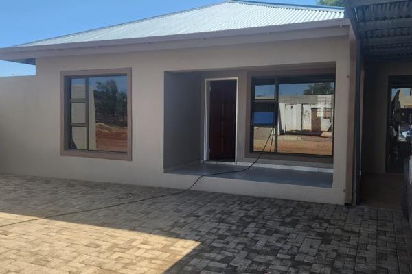 2 Bedrooms 
2 Bathrooms
Indoor braai 
Open plan sitting room &amp; kitchen .
Water included