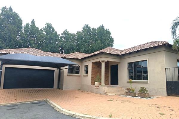 Luxurious Residence in Exclusive Amberfield Valley Security Estate

Nestled in the heart ...