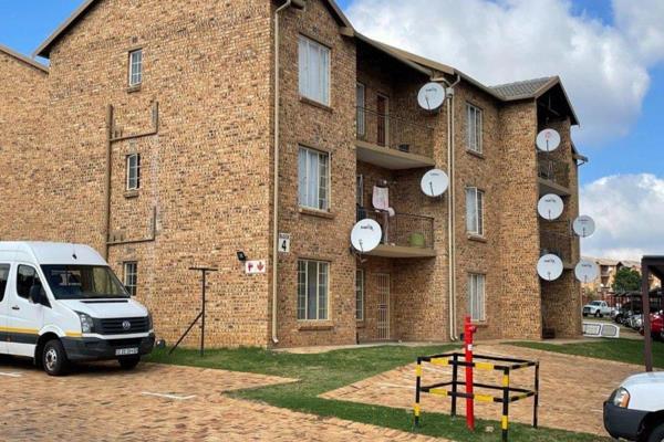 2 Bedrooms, Full bathroom, First floor unit, available 1 March, R6300

Welcome to Your New Home in Blackburn!

Discover the warmth ...