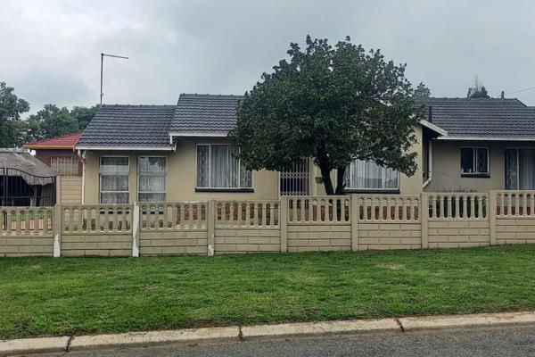 Such an inviting home. Neat as a pin. Enter the front door to the open plan lounge dinging room and kitchen with breakfast counter in ...