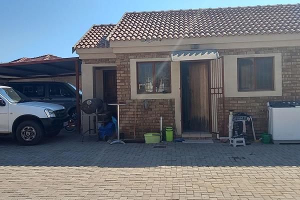 This house offers 3 bedrooms, 1 bathroom, lounge, kitchen and a carport that can fit 4 cars. The house is built on a very big stand ...