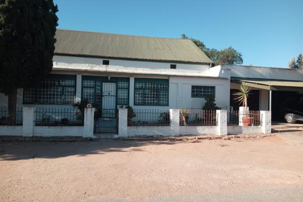 SOLE MANDATE - Spacious Bedrooms &amp; Luxurious Comfort home near the R23 main route in Vanrhynsdorp. It has 3 Large Bedrooms, all ...