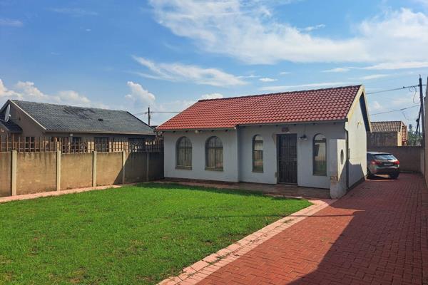 2-Bedroom Home for Rent in Moroka North
This cozy 2-bedroom, 1-bathroom home is available for rent in the well-situated Moroka North ...