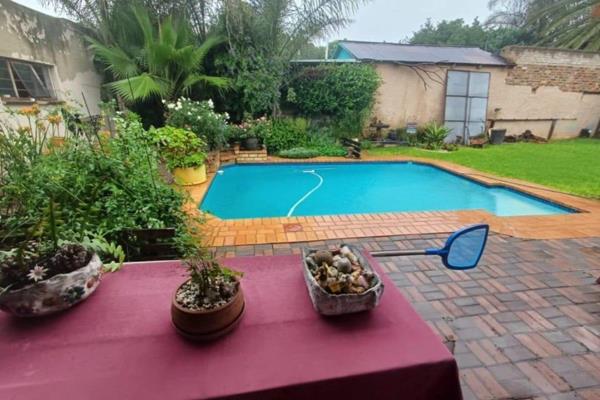 This property in Brakpan offers:
3 bedrooms
1 bathroom

Entrance hall
Lounge
Tv room

Kitchen
Open plan dining

3 x ...