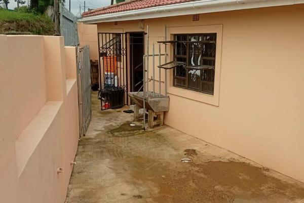 TEAM SHANE PROPERTIES | Spacious 1 bedroom outbuilding with bathroom, lounge and kitchen.

Costs:
Rental: R4,000
Deposit: ...