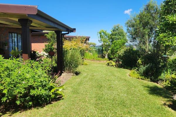 A Sparrow design home in Amber Ridge, nicely elevated with a beautiful cared for indigenous garden.

2 bedrooms, an open plan kitchen ...