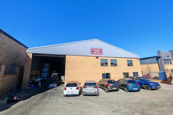 This well-maintained 1,000m2 warehouse in Crown is available for rent with just two ...