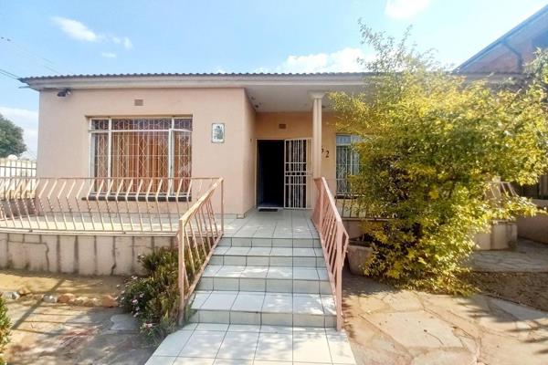 This corner house consists of 3 spacious bedrooms, main with built-in cupboards ...