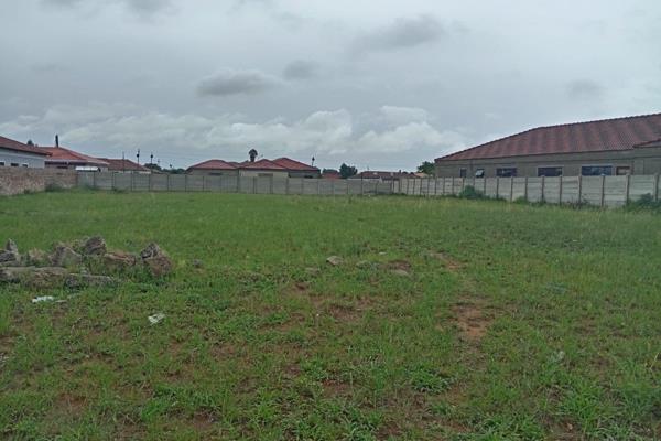 Discover the opportunity to build your dream property in the sought-after Flamingo Park, Welkom. This vacant land offers endless ...