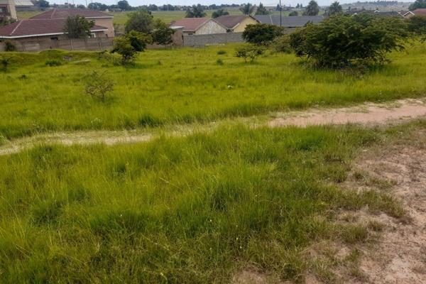 Absolute Bargain 1000sqm site in Southridge for R575 000!!!

This site is level perfect for house or accommodation!!!

Be fast as ...