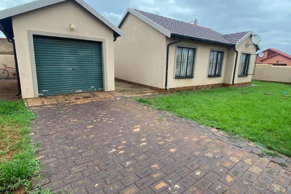 Cozy and modern family home in Vosloorus 

Situated in a quite street

Offering

A lounge

Kitchen

3 bedrooms

2 ...