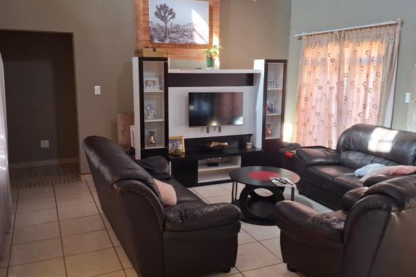 Don&#39;t miss out

DEPOSIT R15 000.00

ELECTRICITY -PREPAID

This spacious and charming open plan lounge and kitchen 3 bedrooms 2 ...