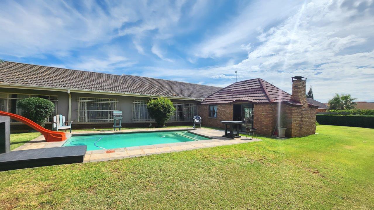 3 Bedroom House for sale in Stilfontein Ext 4 - P24-115617737