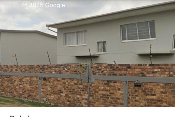 This spacious duplex offers the following:
Perfect &amp; airy living areas opening out onto a patio &amp; small garden
Kitchen ...