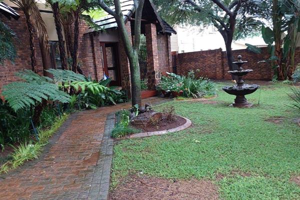 BUSHVELD cluster nestled within Savuti Security Lodge, Glen Marais. 

The welcoming entrance hall seamlessly flows into a cozy ...