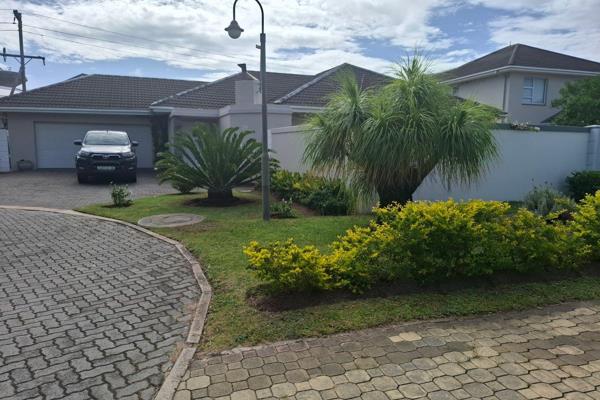 Secure lifestyle golf estate living.

K&amp;K Properties offers to the market this well priced immaculate and spacious family home ...
