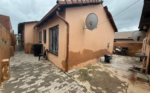 5 Bedroom House for sale in Kaalfontein