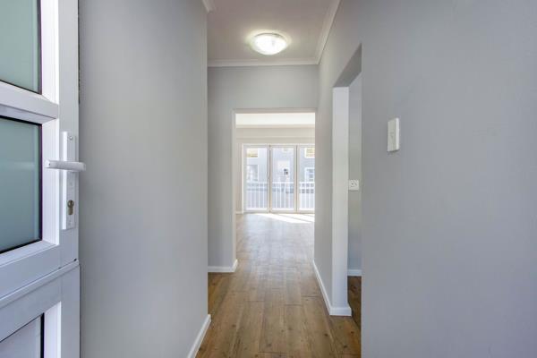 First-floor apartment in a small complex of only 12 units 
Both rooms have laminated flooring and built-in-cupboards
Bathroom with ...