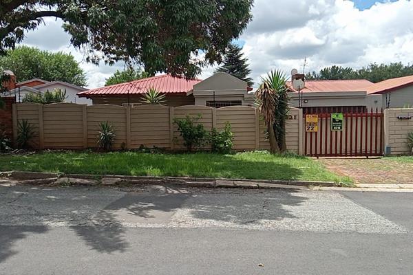 Open plan kitchen and lounge
2 Bedroom 
2 Bathroom
Double garage
Pet friendly
Prepaid water and electricity