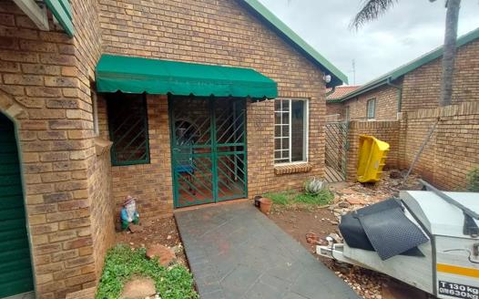 3 Bedroom Townhouse for sale in Eldoraigne