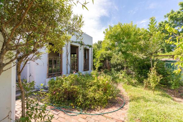 Located in a leafy, one way street in the &#39;golden mile&#39; zone of Rondebosch, in the catchment area for top schools in Cape Town. ...