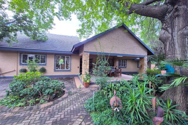 Lush trees and a beautiful garden welcome you when you enter this property.

Key Features are:
2 Flats with a separate ...