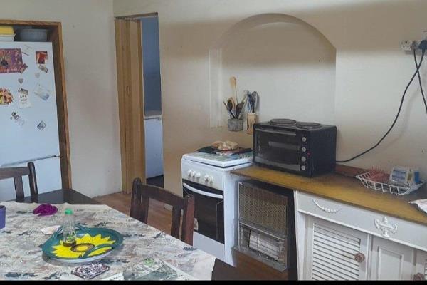 Kitchen with a lot of cupboard space
Lounge with fireplace
2 Bedrooms with built in cupboard
3rd Bedroom is separate
2 Bathrooms - ...