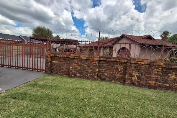 Charming 3-Bedroom Family Home in a Beautiful Part of Brakpan

Nestled in a tranquil and desirable neighborhood, this lovely ...