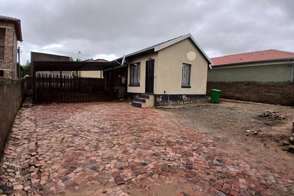 Three bedrooms two bedrooms open parking in olievenhoutbosch ext 36