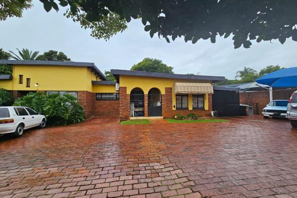 This family Home offers:

3 Bedrooms
2 Bathroom (Main En-Suite &amp; Guest bathroom with separate toilet)
Jacuzzi Room
Living ...