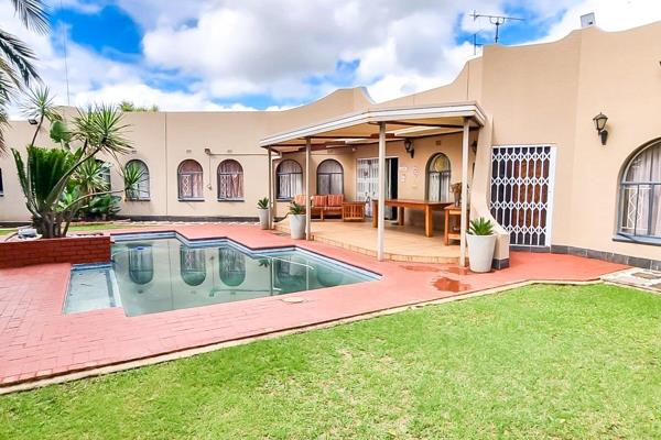 This property offers 4 bedrooms, 3 bathrooms, a study and a well-equipped kitchen. Enjoy the sparkling pool, beautiful garden and a ...