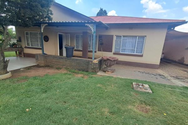 This well-priced property offers you: 

3 Bedrooms
1 Bathroom 
Single garage 
Lounge 
Kitchen
Built-in-braai. 

Call me to ...