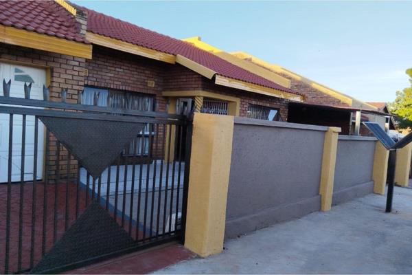 Beautiful Property for sale in Seshego Zone B ,Property located in a perfect space with all the amenities nearby.
Property boasts 4 ...