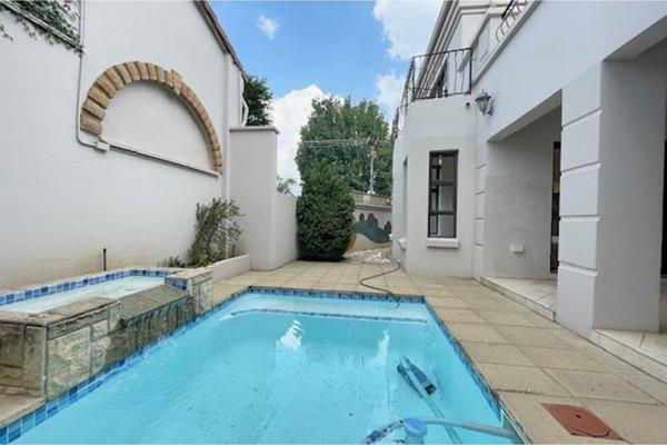 This lovely home is well-positioned in Morningside, offering the ideal location and convenience with easy access to Rivonia Road, South ...