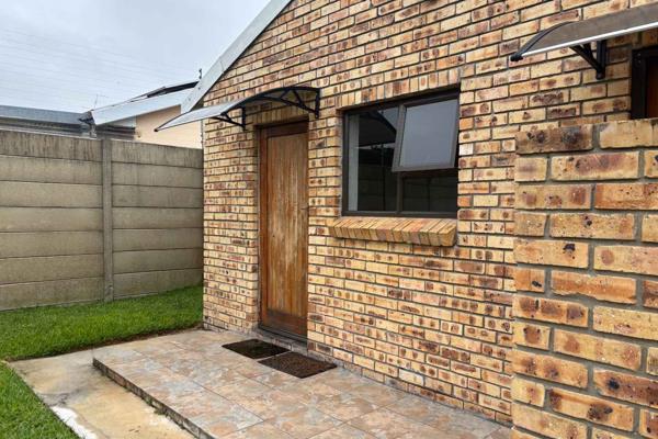 This lock up and go property offers 2 bedrooms, 1 bathroom, open plan living area and kitchen. Garden area, water tank and a parking ...