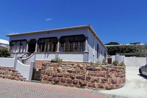 Lovely oldy with 3 bedrooms and 1,5 bathroom in Mossel Bay Central.
Suitable for the family with school children: close to schools ...