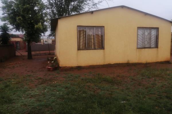 Two bedroom house for sale in soshanguve south Ext 3 with a very big yard.  This house is situated in a very convincing area for ...