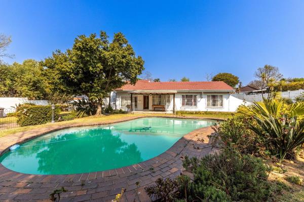 Freestanding 3 Bedroom Home in Randpark Ridge to Rent with Staff Quarters/Study.
The home offers a kitchen and separate scullery which ...