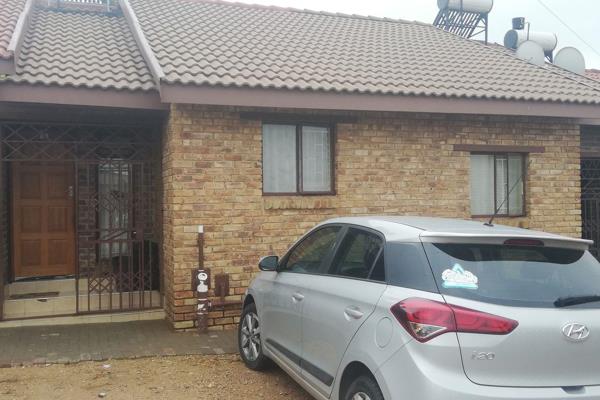 2 Bedroom simplex in the fast growing Centurion suburb, Olievenhoutbosch. This unit ...